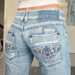 Jeans - Midjemått: 37cm rakt över, innerbenslängd: 80cm 💕