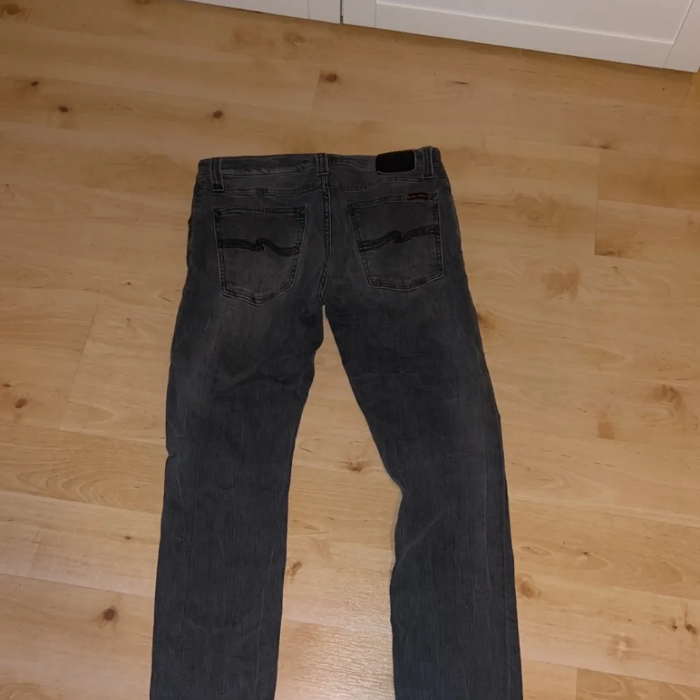 Ett par gråa Nudie jeans i bra skick. Jeans & Byxor.