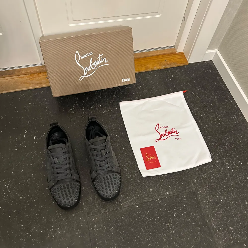 Säljer ett par grå sneakers från Christian Louboutin i mycket bra skick. Skorna har en cool design med nitar på tån och snörning framtill. Kommer med originalkartong och dustbag.. Skor.