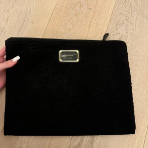 Marc Jacobs  - Säljer denna super fina Marc Jacobs datorfodral som jag aldrig använt och fick o present❤️❤️25•35cm