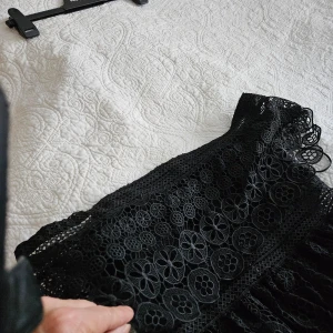 Svart spetsklänning från By Alina - Säljer en elegant svart klänning från By malina storlek M. Klänningen är i spets med ett vackert blommönster och har en dragkedja i sidan. Perfekt för festliga tillfällen med sin stilrena design och fina detaljer.