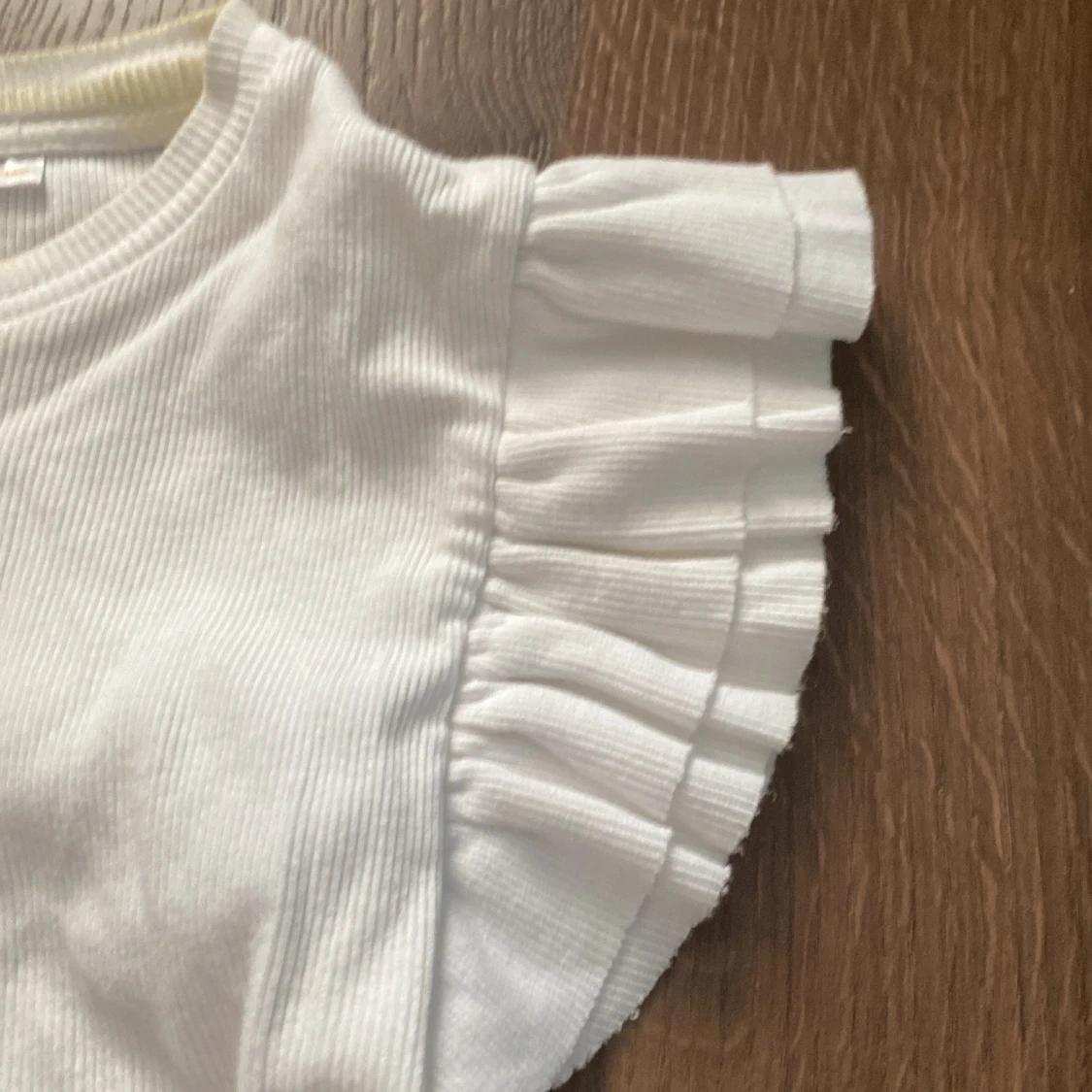 Vit topp med volangärmar från Gina Tricot - 92