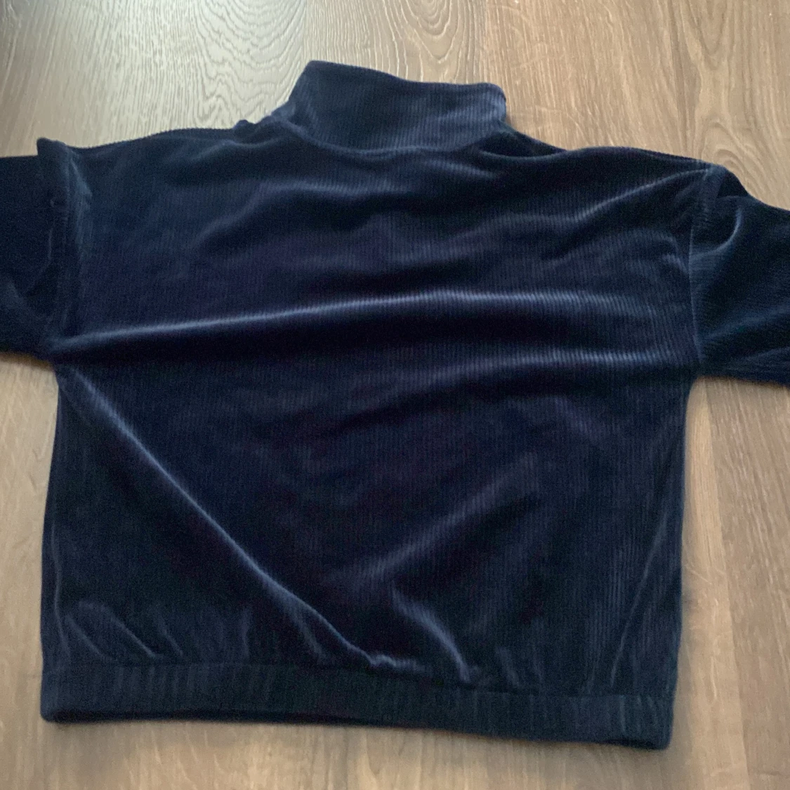 Mörkblå velourtröja från Lindex - 90