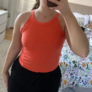 Fin topp - Superfin topp med små volangdetaljer från gekås barnavdelning i storlek 146/152 men sitter såhär på mig som är en storlek S.