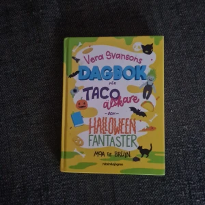 Vera Svanssons Dagbok för Tacoälskare och Halloweenfantaster - Helt ny. Inte läst. Skrev namn i men är överstruket. Bok skriven av Moa De Bruin.