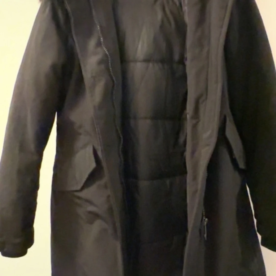 Svart vinterjacka med pälskrage - 91