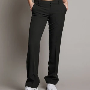 Svarta kostymbyxor - Snygga svarta kostymbyxor, perfekta för alla tillfällen. De är i väldigt bra skick.