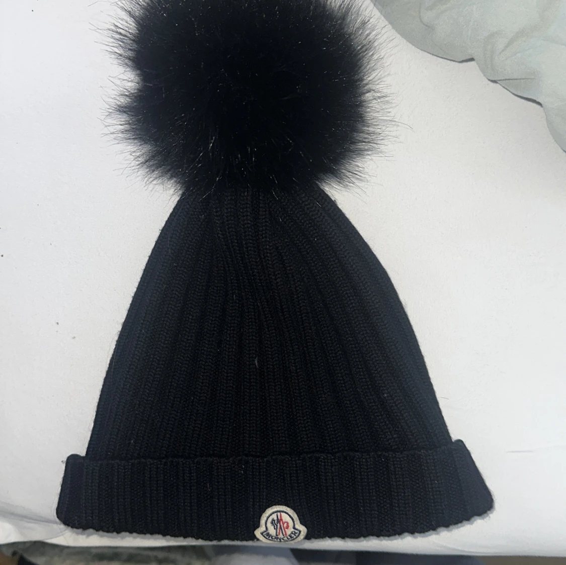 Svart stickad mössa från Moncler