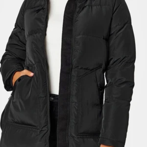 Svart pufferjacka från vero Moda  - Säljer en svart pufferjacka i mycket bra skick. En populär vinterjacka från vero Moda i storlek M. 