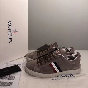 Moncler skor - Säljer ett par Moncler skor i storlek 42, cond 9,5/10 använda ett fåtal gånger utan defekter. Kommer med OG box, dustbag och certifikat