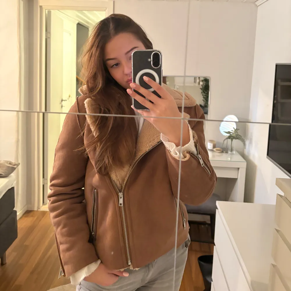 Säljer en snygg brun mockajacka med mysigt foder. Jackan har en dragkedja framtill och långa ärmar. Perfekt för höst och vinter, håller dig varm och stilren. Passar till både vardag och fest!🍂🧡. Takit.
