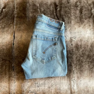 Dondup jeans  - Tja, säljer ett par dondup jeans. Skicket är fint. Storlek 32 men passar ungefär storlek 30. Svarar gärna på era frågor!