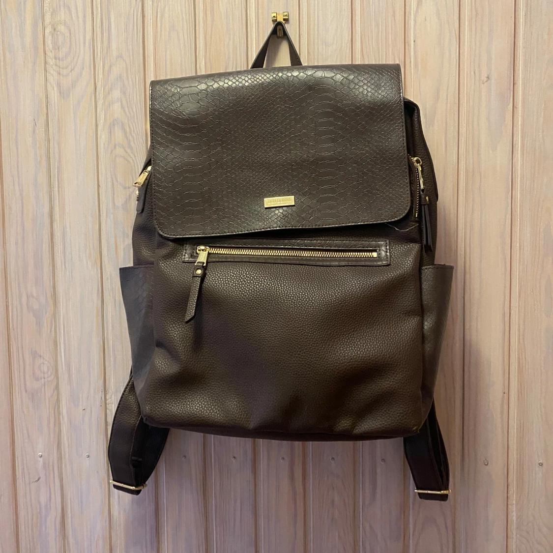 Brun ryggsäck med paisleymönster