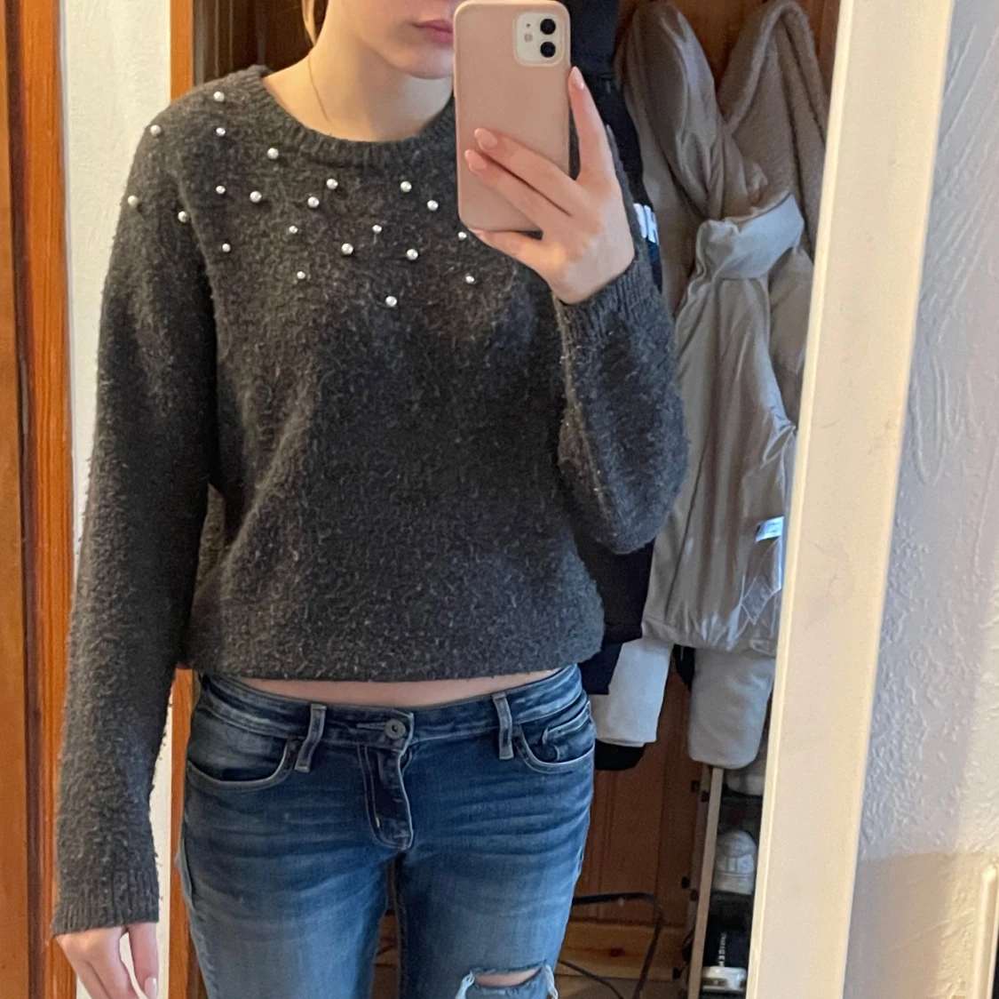 Grå stickad tröja med pärlor - 90