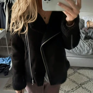 Svart zara jack - Snygg svart jacka från zara med pälsdetaljer. Jätte varm och nyskick! Skriv vid frågor💞