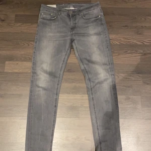 Dondup jeans - Säljer ett par snygga grå Slim fit jeans från Dondup i storlek 29. Hör av dig vid minsta, pris är diskuterbart 🙌🔥