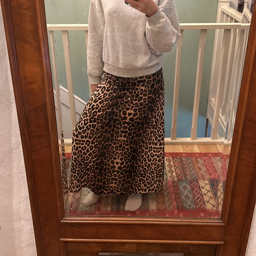 Säljer en supercool leopardmönstrad långkjol från New Collection. Kjolen har en avslappnad passform och är perfekt för både vardag och fest. Materialet känns mjukt och skönt mot huden. Den är i mycket bra skick och redo för nya äventyr! 🐆✨. Kjolar.