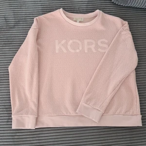 Michael Kors tröja  - Säljer en snygg svartvit topp från Michael Kors i storlek S.  Använd två gånger. 