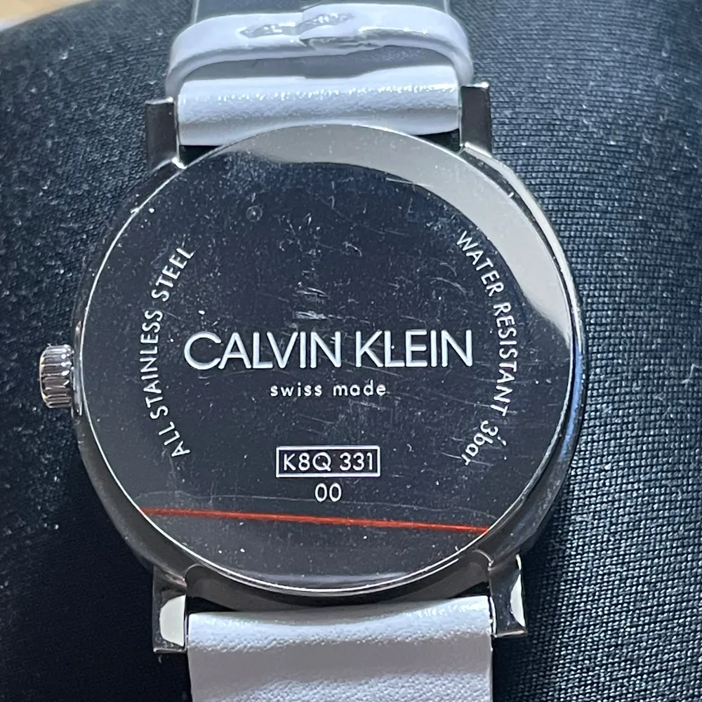 Säljer en fin Calvin Klein damklocka med vitt armband och silverfärgad urtavla. Klockan är i gott skick och har aldrig använts. Den är vattentät och har ett kvartsurverk. Klockan kommer i originalförpackning med bruksanvisning.. Accessoarer.