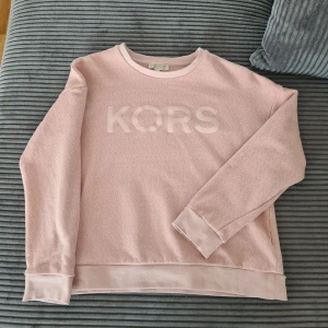 Michael Kors tröja  - Säljer en snygg svartvit topp från Michael Kors i storlek S. Använd 2 gånger. 