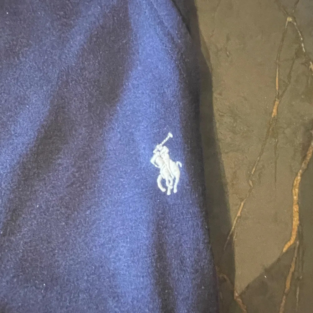 Säljer ett par mörkblå mjukisbyxor från Polo Ralph Lauren i storlek XL (Funkar perfekt som L) Byxorna är i mycket bra skick och har en bekväm passform med elastisk midja. Perfekta för en avslappnad dag hemma eller en promenad i parken. 🏠💙. Jeans & Byxor.