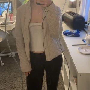 Beige quiltad jacka - Säljer en snygg beige quiltad jacka i mycket bra skick. Den har långa ärmar och knappar framtill. Perfekt för höst och vår när det är lite kyligt ute. Jackan har en normal passform och är superbekväm att ha på sig. Passar till både vardag och lite finare tillfällen. ❣️