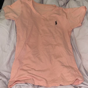 Rosa t-shirt  - Säljer en söt rosa t-shirt med brodderad logga som liknar Ralph lauren💗Har liten fläck på framsidan