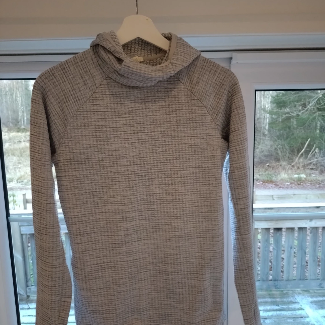 Grå långärmad hoodie - 90