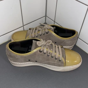 Grå och olivgröna lanvins - Säljer dessa feta skor för endast 1499kr i storlek 7 som motsvarar 42 ungefär men de passar även 43, skorna är i mycket bra skick men defekter förkommer, ni kan kolla bild 3! Inget og kommer och priset kan diskuteras vid snabb affär. Mvh luxury 