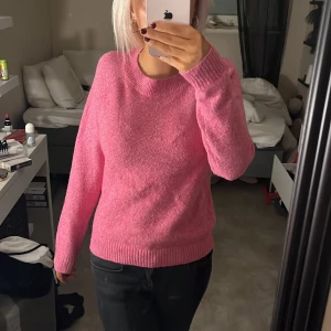 Rosa stickad tröja - Säljer en supermysig rosa stickad tröja från vero moda, den är använd en gång. storlek s🩷