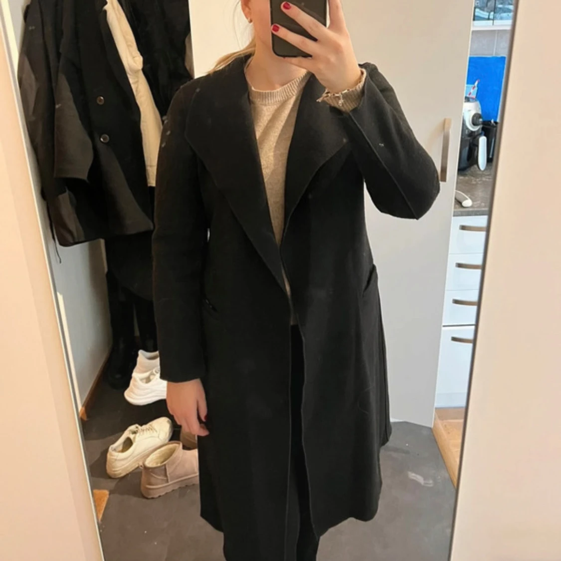 Svart kappa med knytband