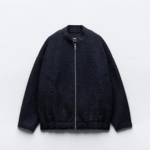 Svart teddyjacka från Zara - Mysig blå teddyjacka från Zara i storlek XS-S, är i en overzised modell. Se passform på bild 1 & 3, jackan är i jättefint skick & passar både till festligare tillfällen men såväl vardag! 🩷skriv för fler bilder på samt kvalitet! 🩷Nypris = 699kr