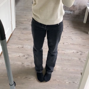 Grå jeansbyxor - Säljer ett par svarta jeansbyxor i mycket bra skick. De har en straight passform Byxorna är lågmidjade. Knappast använda och har inga fläckar 