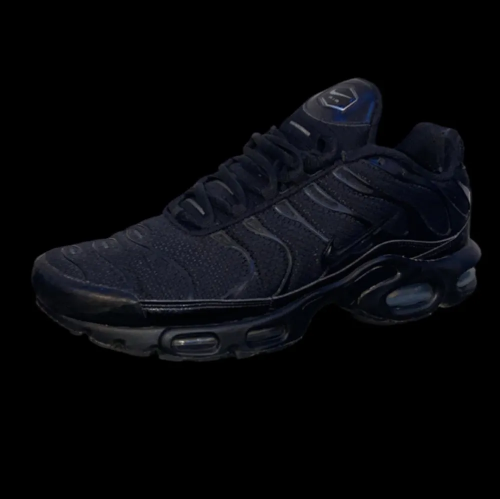 Snygga svarta Nike sneakers i syntetmaterial med en cool design och bekväm passform. Perfekta för både vardag och träning. De har en robust sula och klassisk snörning för bästa komfort.. Kengät.