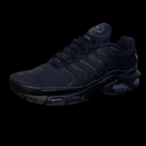 Svarta tn sneakers från Nike - Snygga svarta Nike sneakers i syntetmaterial med en cool design och bekväm passform. Perfekta för både vardag och träning. De har en robust sula och klassisk snörning för bästa komfort.