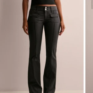 Svarta lågmidjade jeans ifrån Nelly - 💕