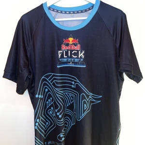 Redbull tshirt - Unik och exklusiv T-shirt från Red Bull! T-shirten kommer i original Red Bull-kartong.