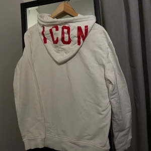 Vit DSquared2 ”Icon” hoodie - En otroligt snygg DSquared2 ICON hoodie i nyskick, 100% Kaschmir tyg vilket gör den otroligt skön att ha på sig med en perfekt tyngd och passform, storlek XL (sitter som M-L). Tags finns, nypris 5500kr. 