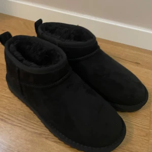 Svarta Uggs (nya) - Fina ugg liknande skor. Säljer pga att jag köpte fel storlek. Inköpta för 500kr.
