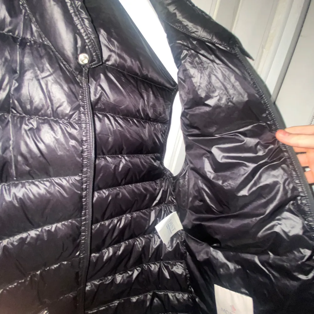 Säljer min moncler väst i Size S, köpte den 5 år tillbaka för 7000kr på NK i Göteborg , skicket är 8,5/10 om man bortser från att den är lite gammal annars en helt vanlig väst. Jackor.