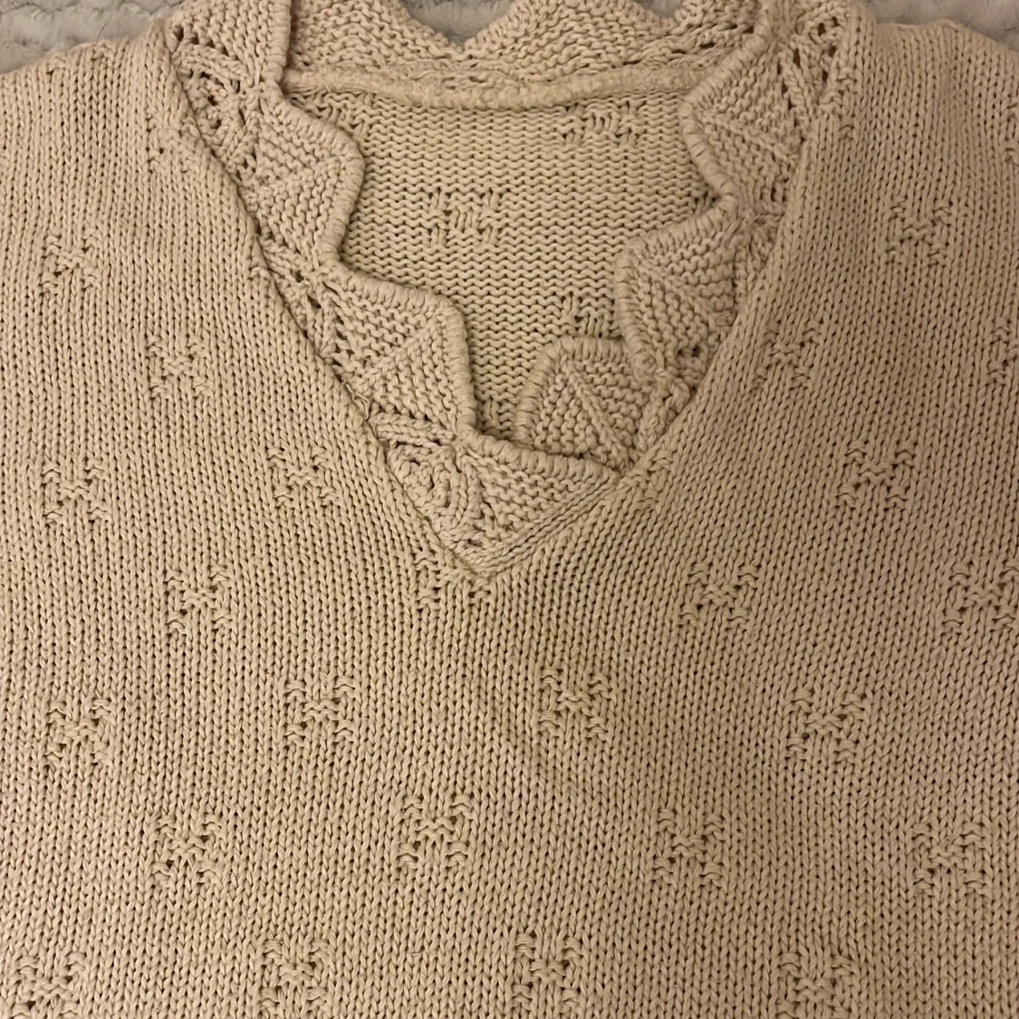 Beige stickad tröja med spetsdetaljer - 90