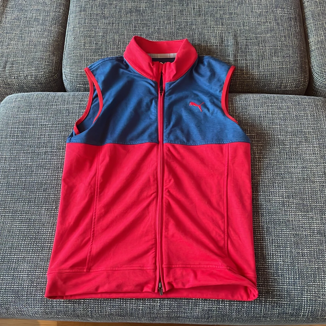 Röd och blå väst från Puma