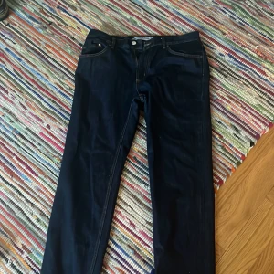 Mörkblå jeans från Carrera - Säljer ett par mörkblå jeans från Carrera i modell 700. De har en klassisk femficksdesign och är i bra skick. Perfekta för både vardag och fest! 🕺