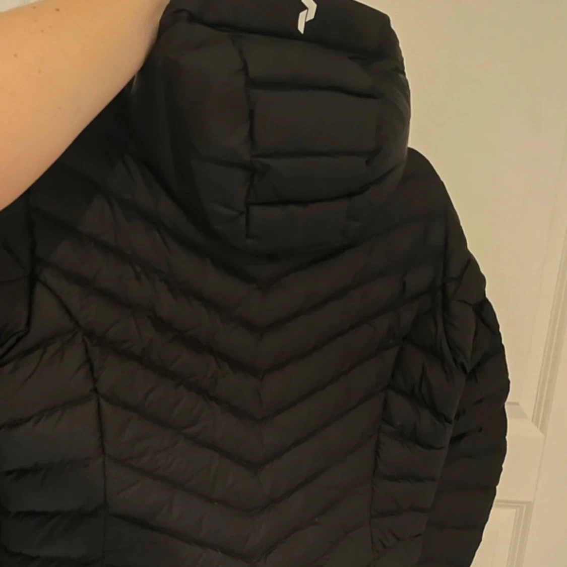 Svart dunjacka från Peak Performance - 90