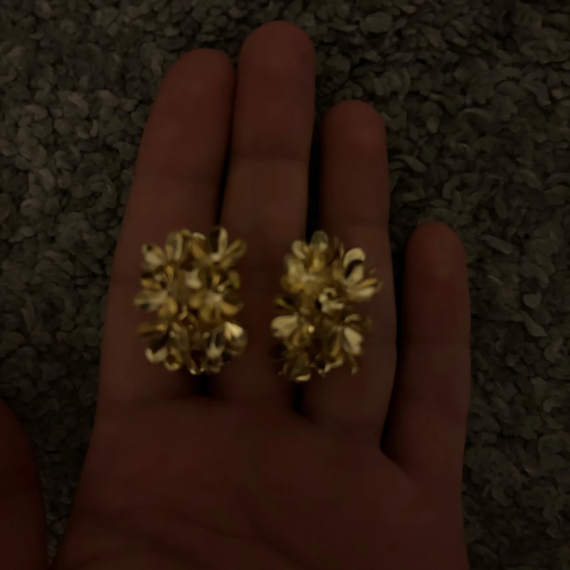 Guldörhängen med blomdesign - 92