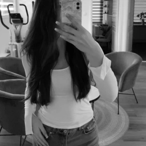 Vit långärmad topp - Säljer min vita topp från Gina tricot. Den är använd några gånger men annars i ett jätte bra skick. Passar inte mig eftersom att den är köpt i fel storlek.