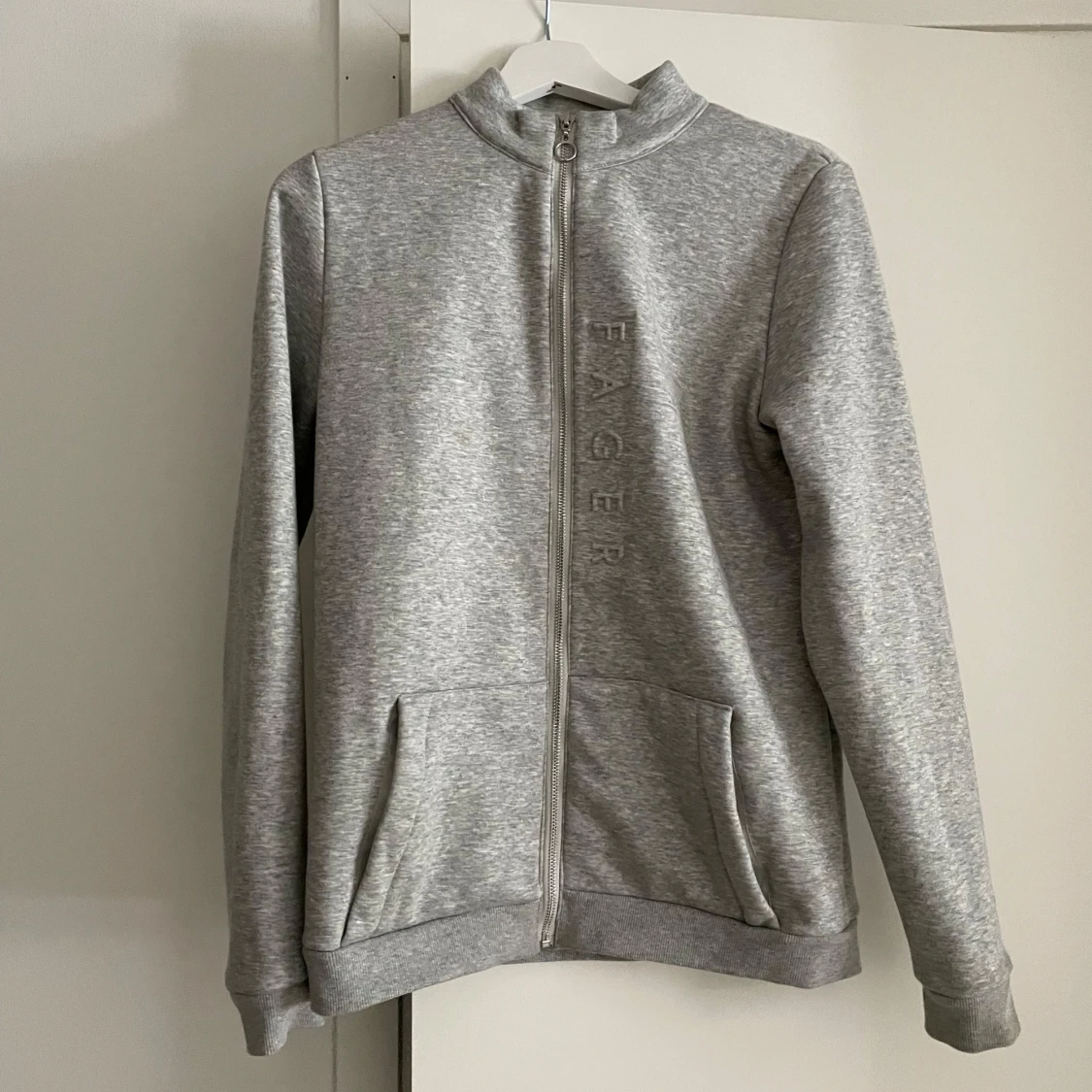 Grå  hoodie från Fager