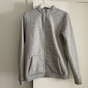 Grå  hoodie från Fager - Säljer en  grå  kofta från Fager i storlek L. Varm och bekväm. Inte sparsamt använd. Liten i storleken