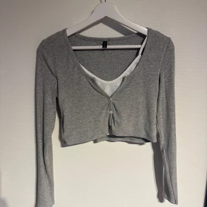 Långarmad tröja med insytt linne - Storlek M, liten i storleken. Använd enstaka gång. Insytt linne på framsidan.