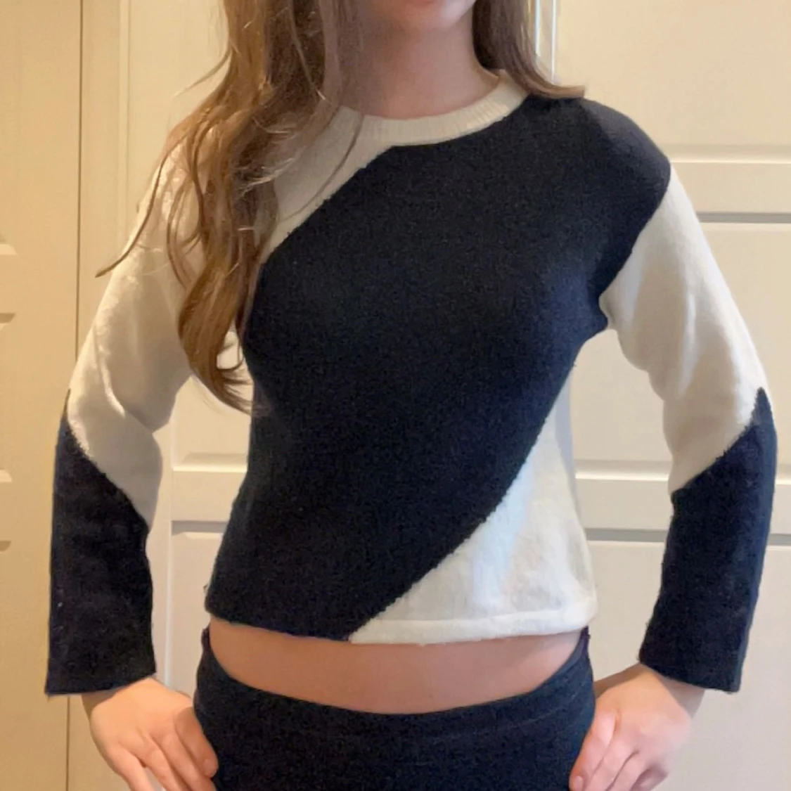 Svart och vit tröja från Gina young, slutsåld